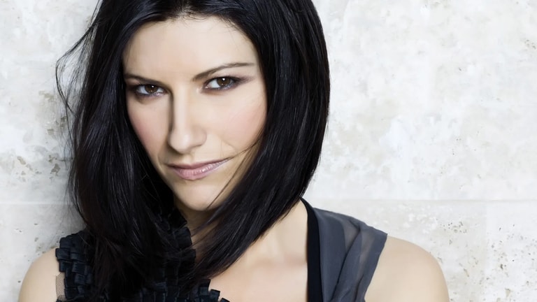 Laura Pausini ha confessato di essere stata dipendente dai social network fino a poco tempo fa e di esserne uscita grazie al marito.