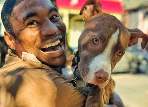 Jason Hardesty: un selfie con ogni cane che incontra