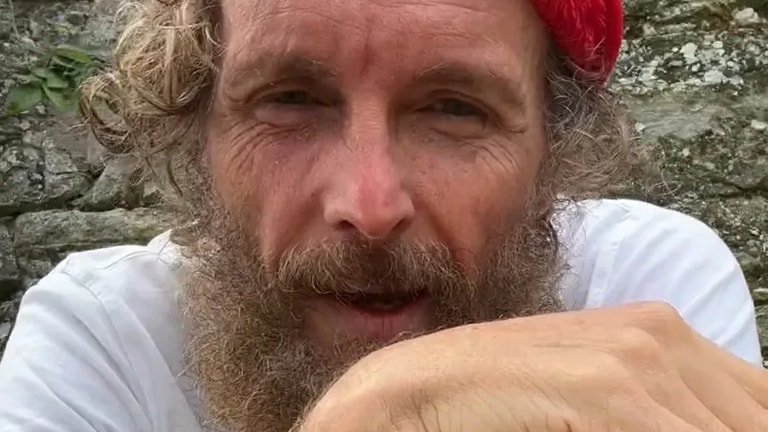 Jovanotti rivela: "Non cammino senza stampelle"