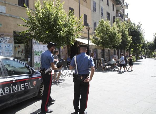 Uomo nudo semina il panico in un palazzo a Roma