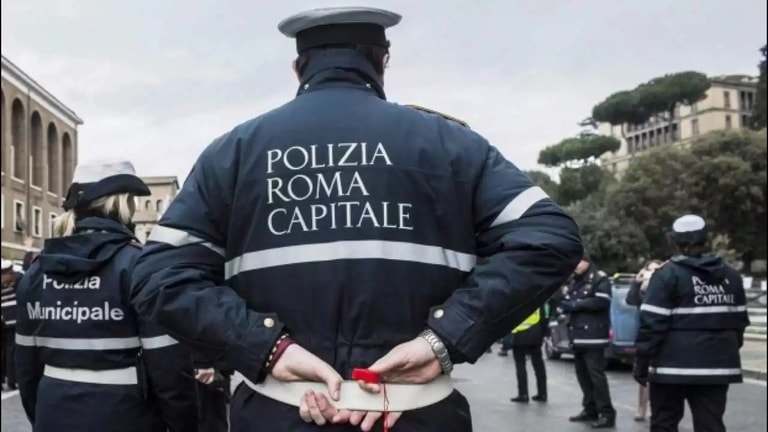 Roma, lascia le ceneri del padre vicino al cassonetto