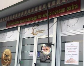 Centro massaggi, sulle vetrine un cartello "No sesso”