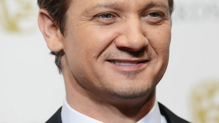 Jeremy Renner, torna sul set e con una nuova canzone