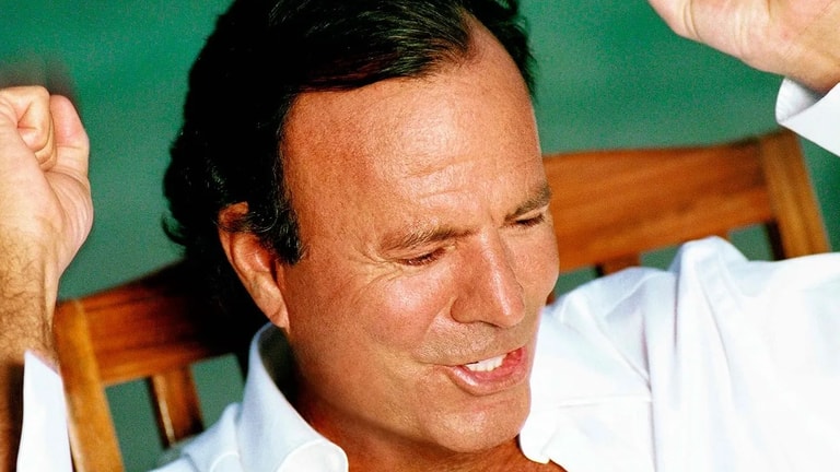 Julio Iglesias fermato in aeroporto con 42kg di cibo