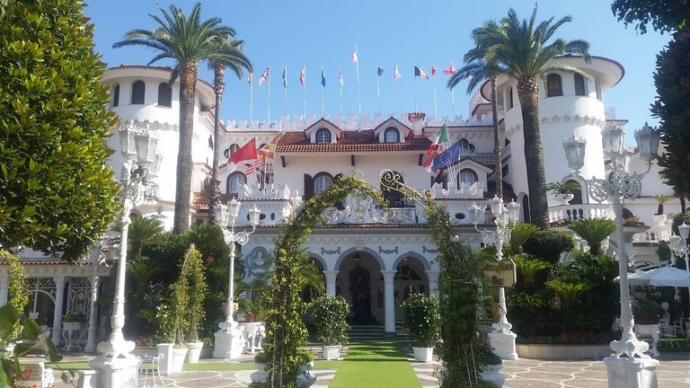 L'Hotel La Sonrisa del Castello delle Cerimonie posto sotto sequestro dalla Procura di Torre Annunziata per abuso edilizio.