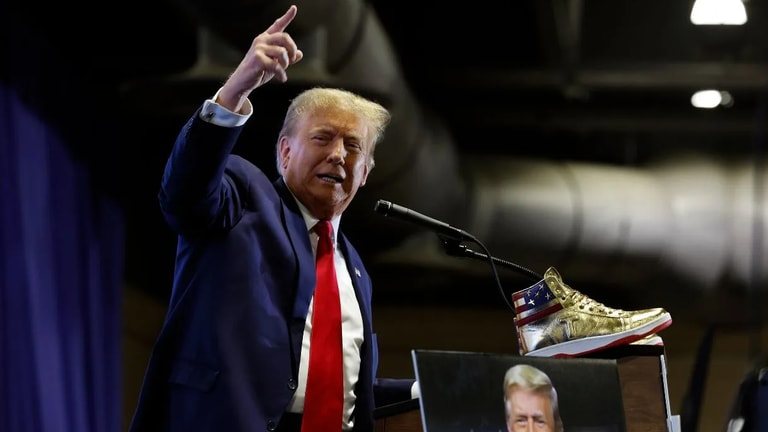 Donald Trump lancia le sue scarpe griffate da 399$ al paio.