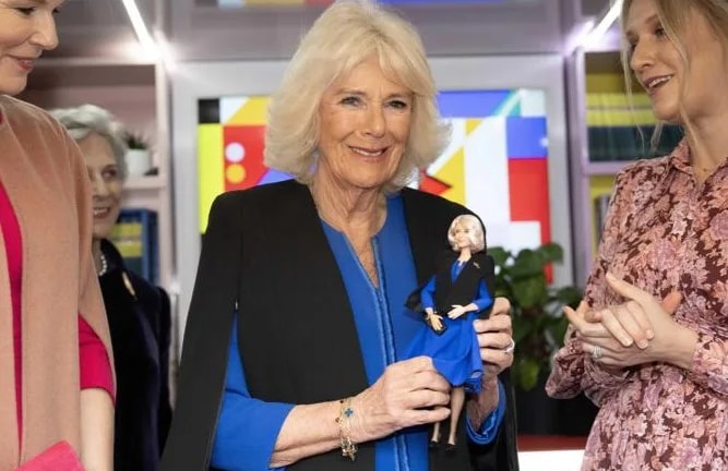 Camilla diventa una Barbie