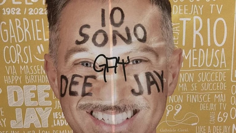 Gabriele Corsi e “quell’insulto” sul manifesto di Radio Deejay