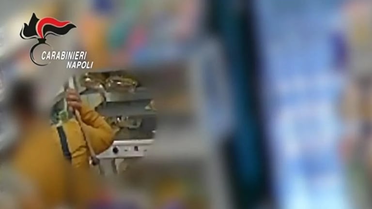 Napoli, un "rapinatore" con il piccone fa la spesa al supermercato. Un 37enne dava la caccia a suo fratello per rubargli lo smartphone.