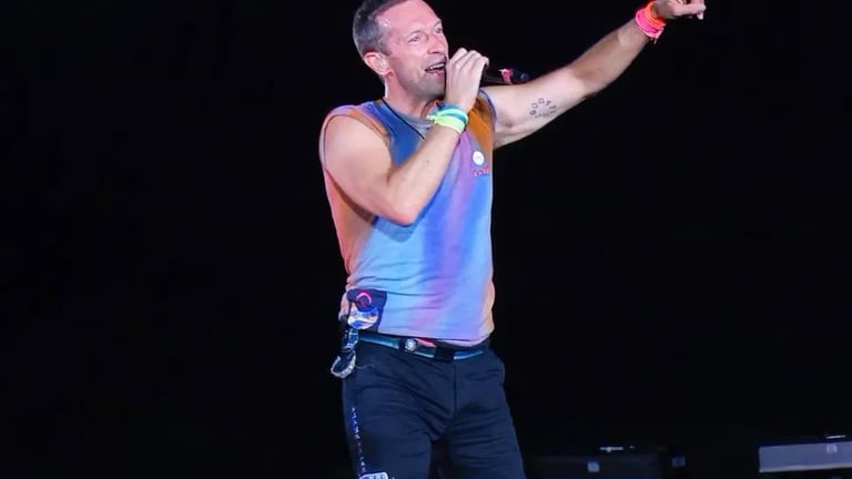 Coldplay, centinaia di musulmani protestano al concerto. Gruppi musulmani anti-LGBTQ dicono “no” al primo concerto dei Coldplay in Indonesia.