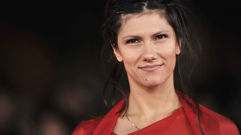 Elisa si ferma “Ho bisogno di mettere un punto”