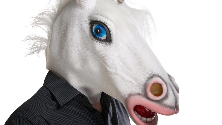 Ragazza spaccia droga vestita da unicorno, fermata
