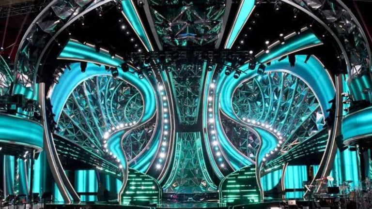 Il palco di Sanremo diventa una volta magica