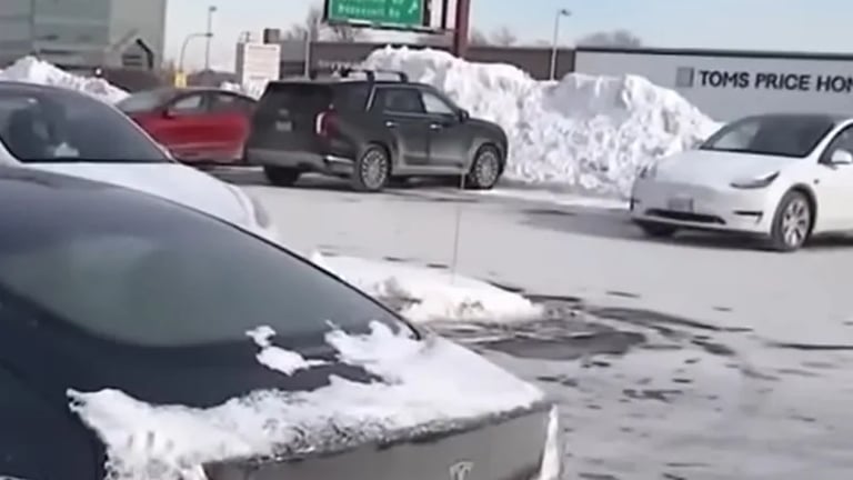 Tesla: il freddo di Chicago congela le auto elettriche