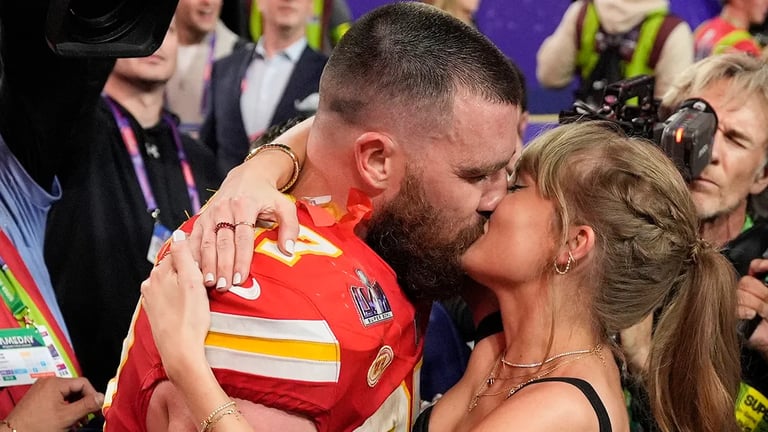 Taylor Swift bacia in diretta il "suo" Travis Kelce, protagonista del Superbowl.