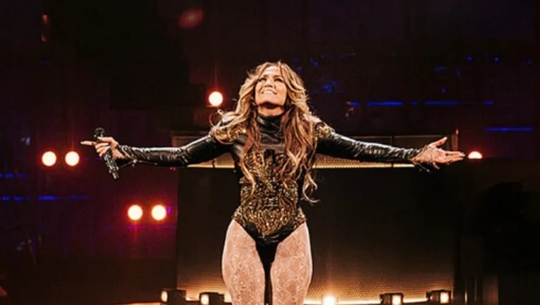 Jennifer Lopez sul palco di Apple Music Live