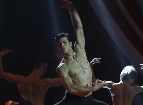 Roberto Bolle incanta Sanremo con il "Bolero".