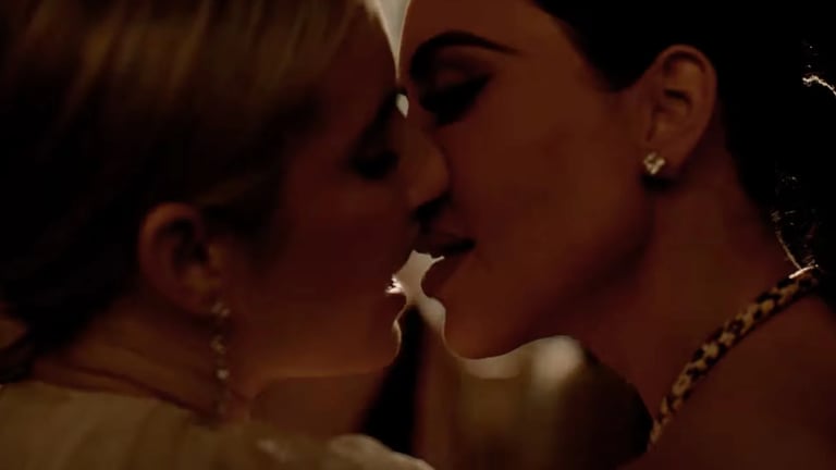 “AHS”: Emma Roberts e Kim Kardashian tra baci e schiaffi