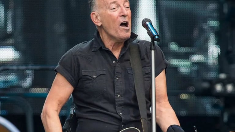 Bruce Springsteen firma la giustificazione a un fan