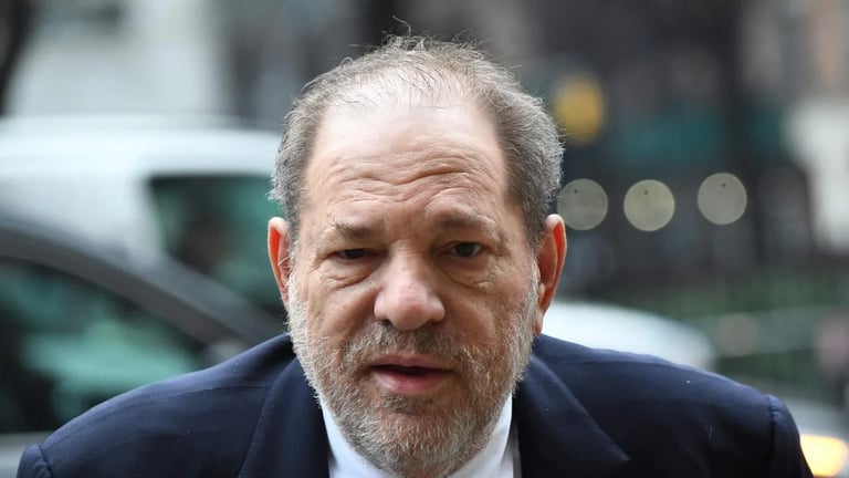 Annullata la condanna per stupro di Harvey Weinstein.