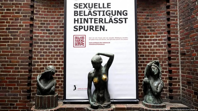 Germania: statue "palpeggiate" contro le molestie sessuali.