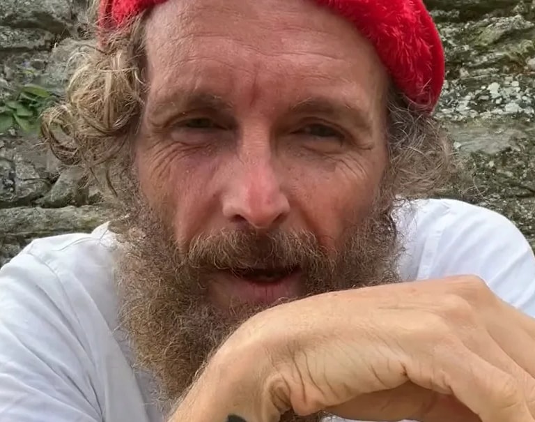 Jovanotti rivela: "Non cammino senza stampelle"