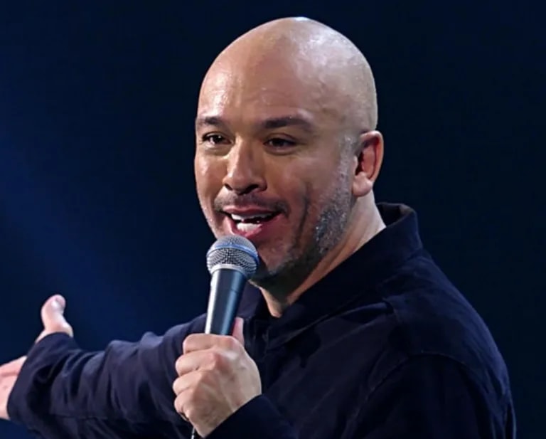 Jo Koy condurrà i Golden Globes 2024