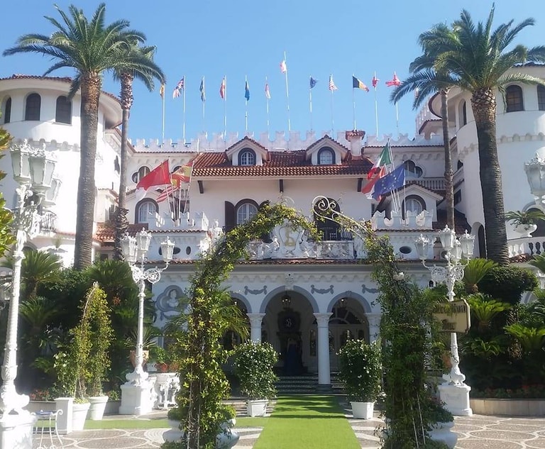 L'Hotel La Sonrisa del Castello delle Cerimonie posto sotto sequestro dalla Procura di Torre Annunziata per abuso edilizio.