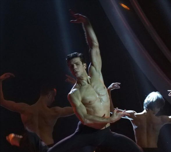 Roberto Bolle incanta Sanremo con il "Bolero".