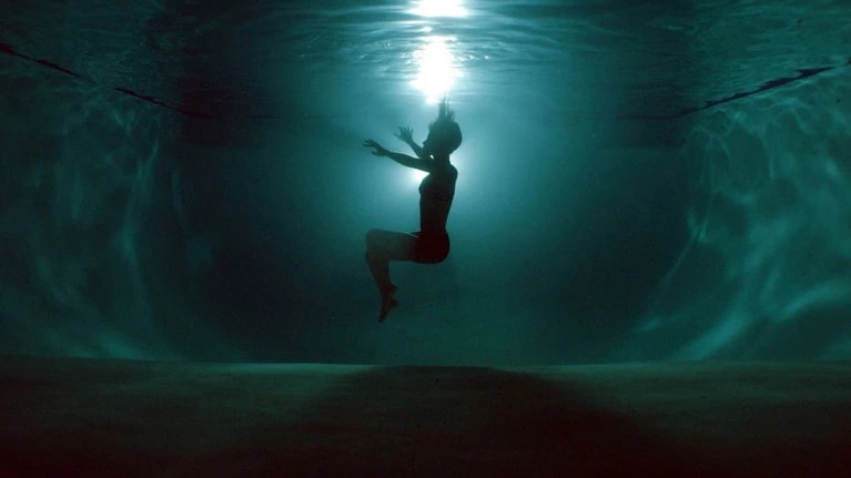 "Night Swim" di Bryce McGuire.