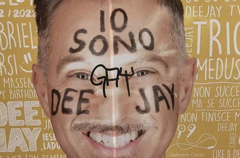 Gabriele Corsi e “quell’insulto” sul manifesto di Radio Deejay