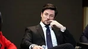 Il futuro di Andrea Giambuno: attesa la decisione Mediaset