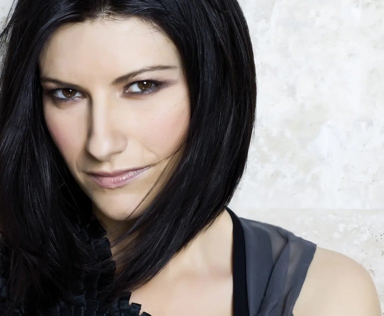 Laura Pausini ha confessato di essere stata dipendente dai social network fino a poco tempo fa e di esserne uscita grazie al marito.