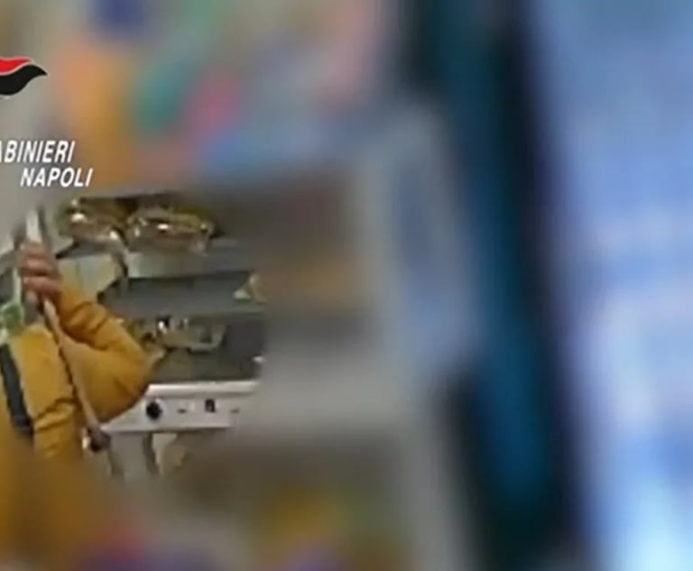 Napoli, un "rapinatore" con il piccone fa la spesa al supermercato. Un 37enne dava la caccia a suo fratello per rubargli lo smartphone.