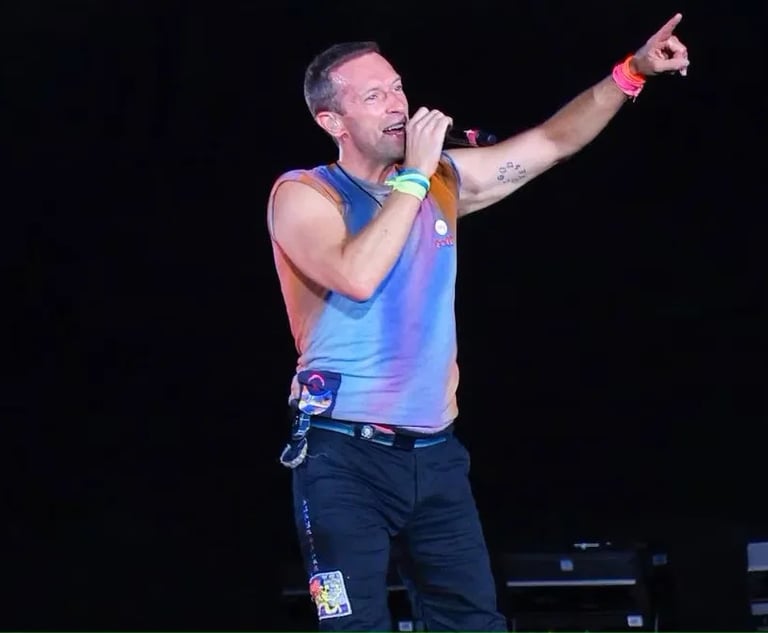 Coldplay, centinaia di musulmani protestano al concerto. Gruppi musulmani anti-LGBTQ dicono “no” al primo concerto dei Coldplay in Indonesia.