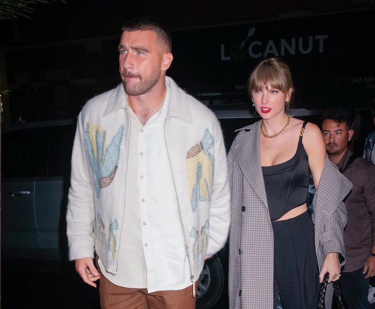 Taylor Swift cambia il testo di una canzone per Travis Kelce