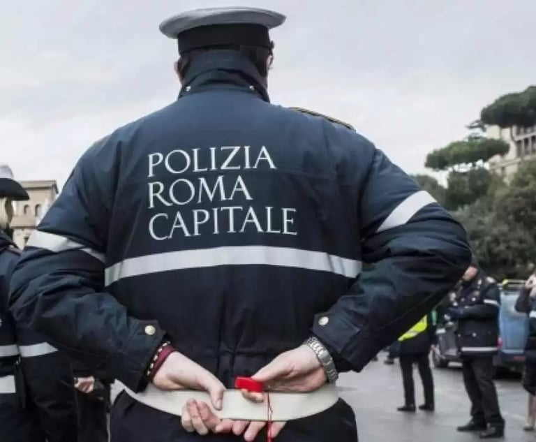 Roma, lascia le ceneri del padre vicino al cassonetto