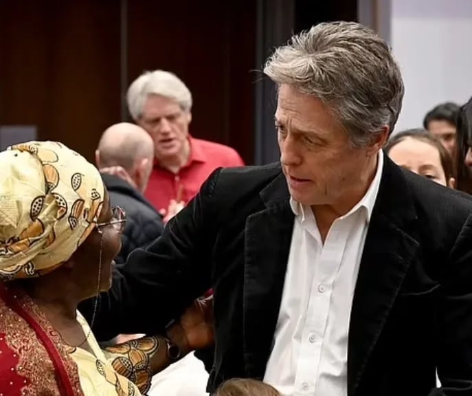 Hugh Grant serve il pranzo di Natale a 500 anziani