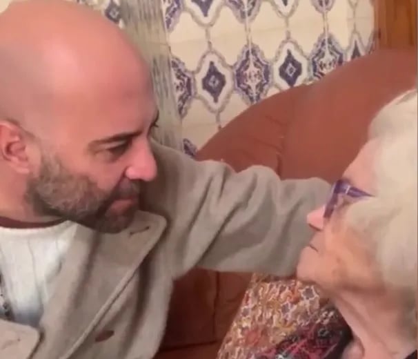 Giuliano Sangiorgi annuncia alla nonna  che tornerà a Sanremo