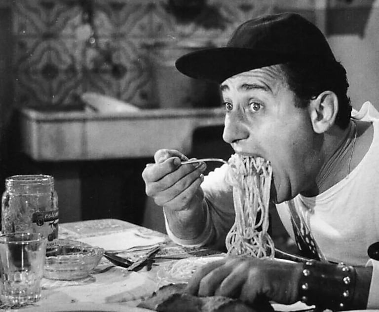 Alberto Sordi accusato di essere una spia dell'URSS.