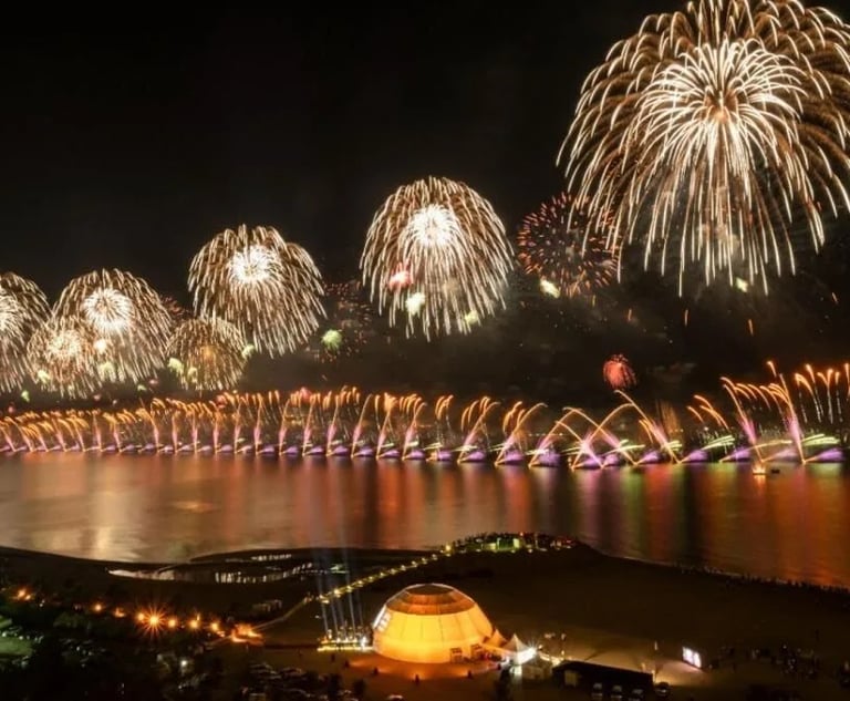 Fuochi d'artificio da record negli Emirati.