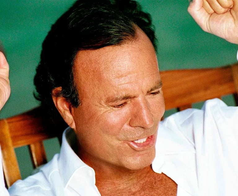 Julio Iglesias fermato in aeroporto con 42kg di cibo