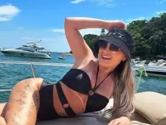 Modella di Onlyfans si fa filmare dal figlio diciottenne