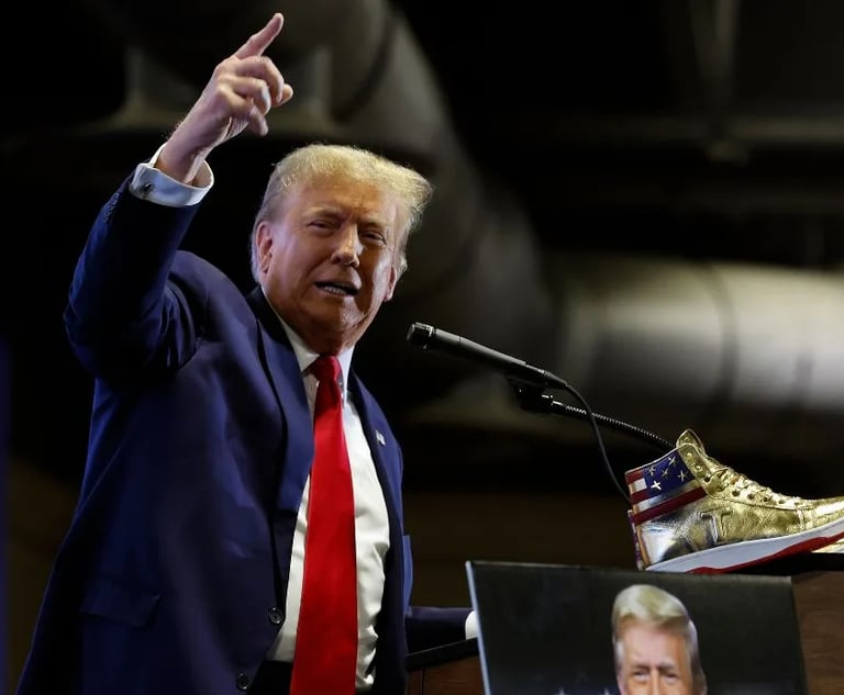 Donald Trump lancia le sue scarpe griffate da 399$ al paio.