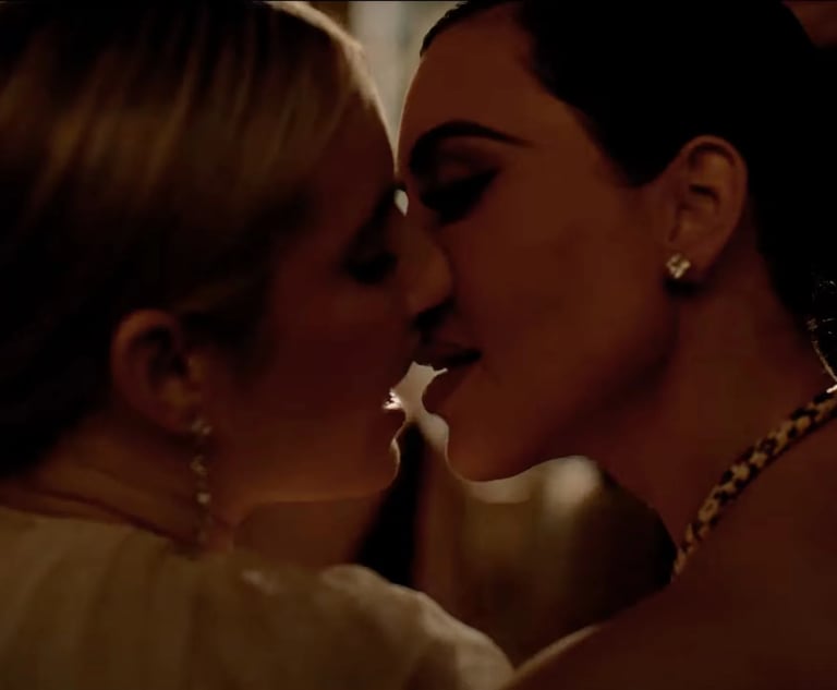 “AHS”: Emma Roberts e Kim Kardashian tra baci e schiaffi