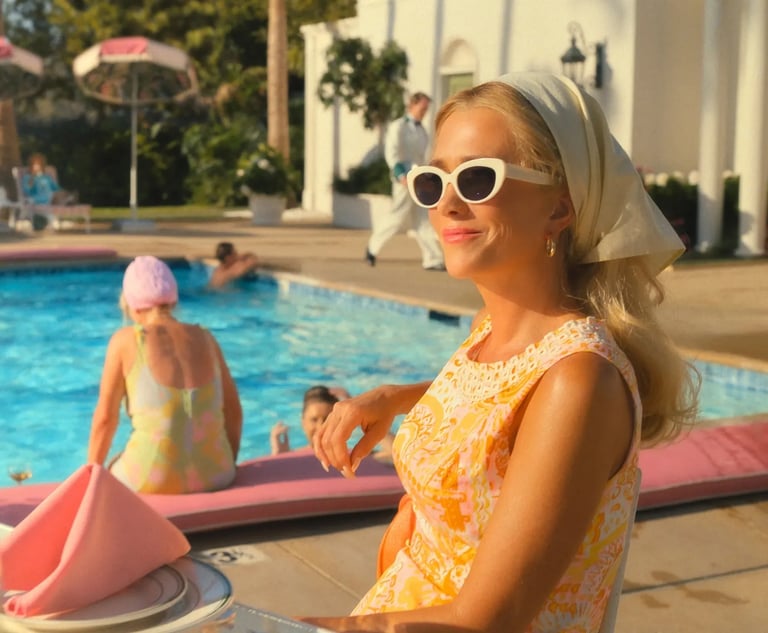 Laura Dern e Kristen Wiig in “Palm Royale”