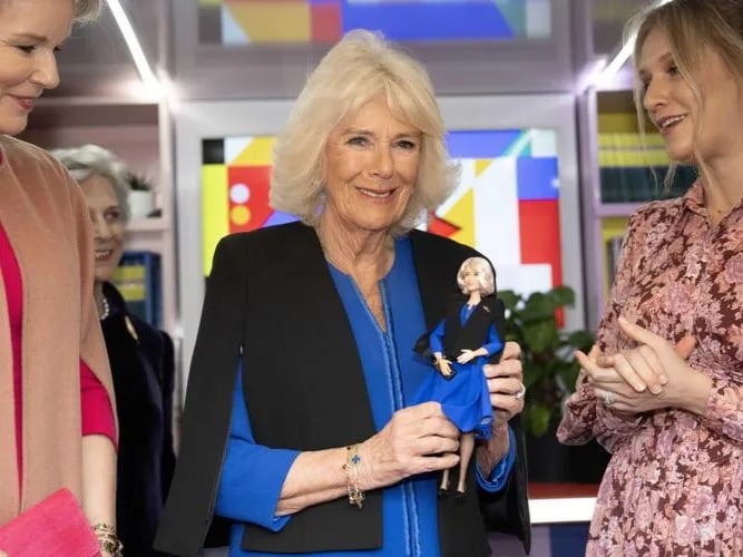 Camilla diventa una Barbie