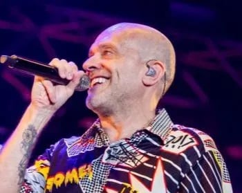 Max Pezzali, il nuovo singolo è Discoteche Abbandonate