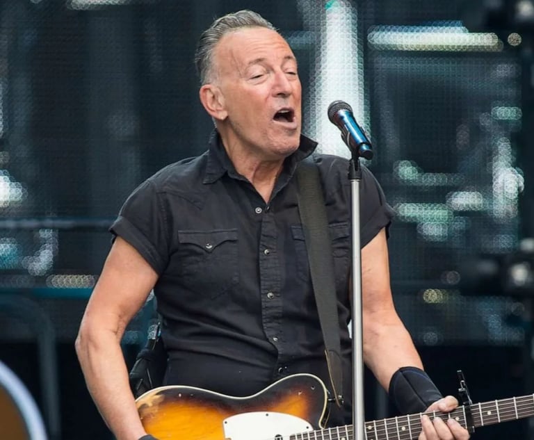 Bruce Springsteen firma la giustificazione a un fan