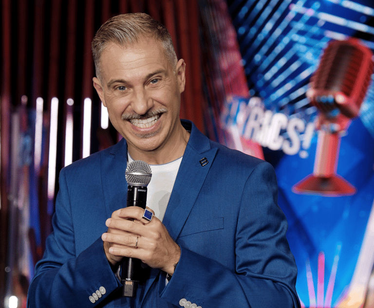 Gabriele Corsi torna con “Don’t Forget the Lyrics – Stai sul pezzo”